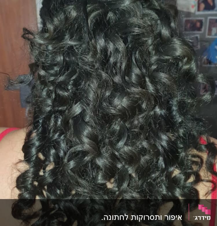 שיער מתולתל עם קישוט שיער כסוף